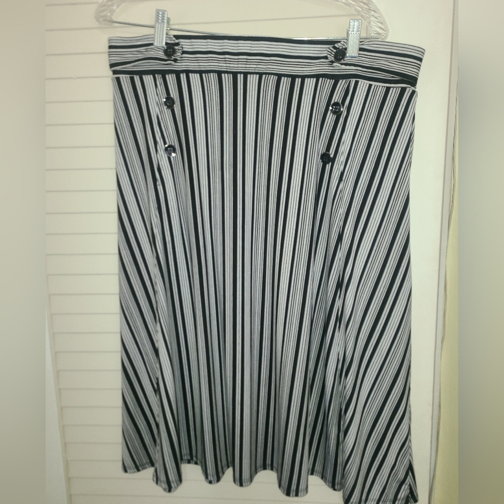Black and white skirt WIth POCKETS!